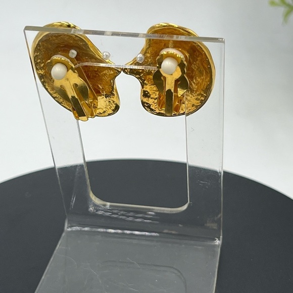 Large Seashell Shiny Polished Gold tone Textured Silver tone  Clip Earrings - Picture 8 of 15